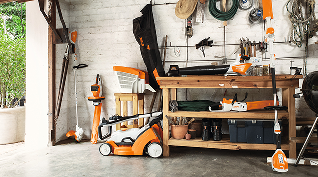 Garage mit Artikeln von STIHL